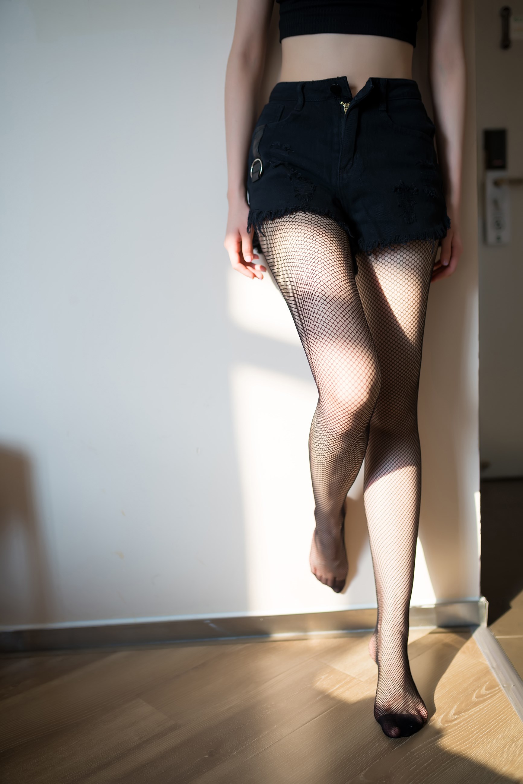 禁忌夜色交响:明星们在隐蔽派对上共同谱写的一曲醉人爱恋之歌